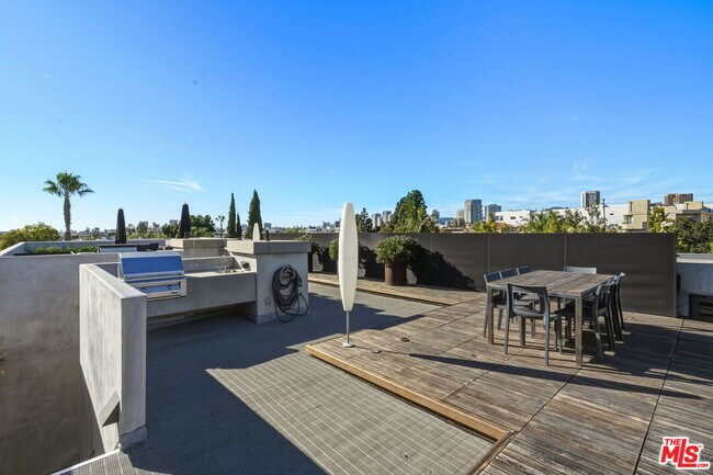 Building Photo - 1849 Fox Hills Dr