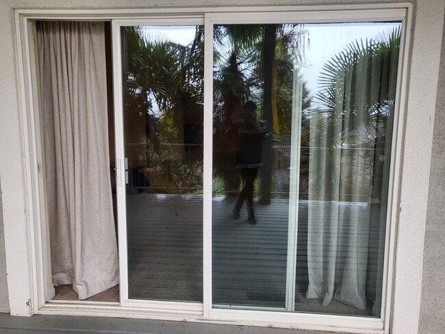 Building Photo - 5 bed 3 bath