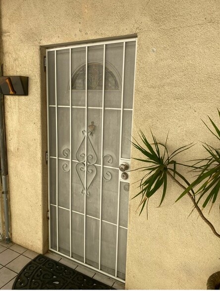 Building Photo - 2561 E Colorado Blvd