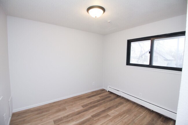 Building Photo - Renovated 2 Bedroom Downtown Sioux Falls!