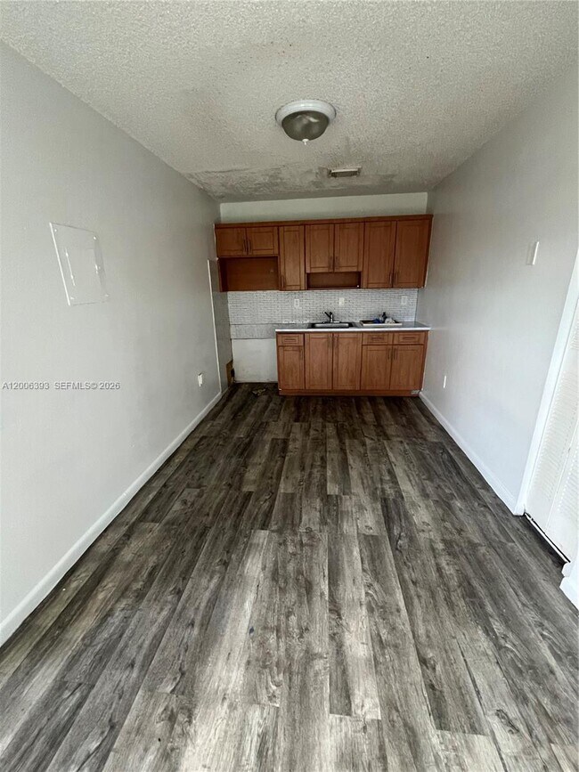 Building Photo - 334 E 21st St