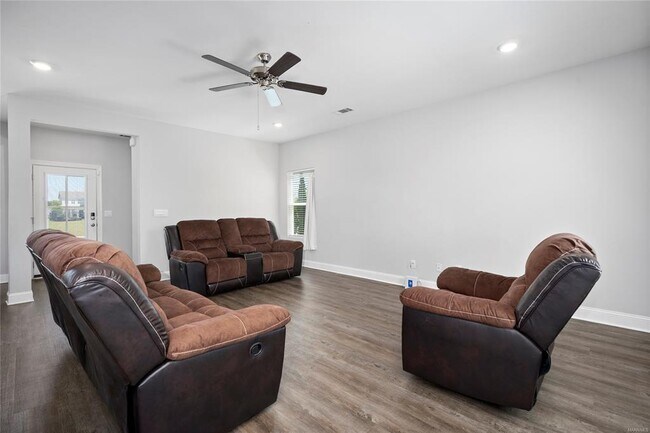 Building Photo - 6313 Town Ln
