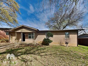 Building Photo - 1329 E Anthony St