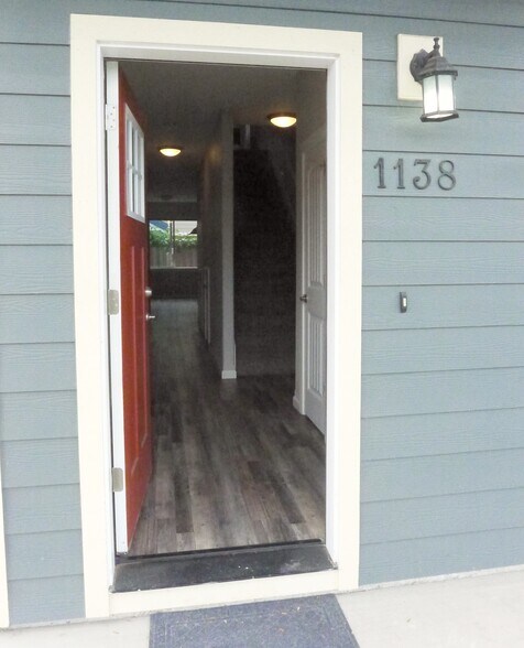 Entry - 1138 R St