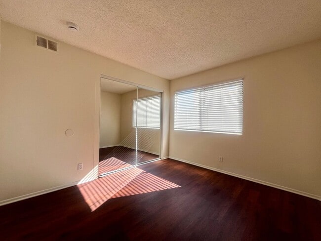 Building Photo - BELLA APARTMENTS: Beautiful 2 Bed - 2 Bath
