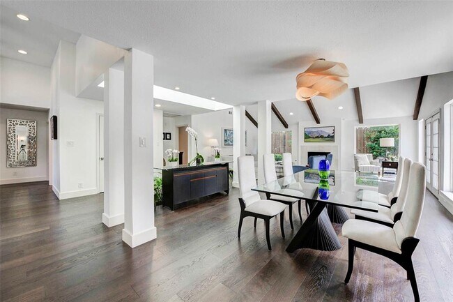 Building Photo - 2907 Fontana Dr