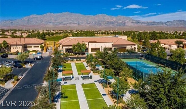 Building Photo - Spacious & Bright 3-Bed Home in Desirable ...