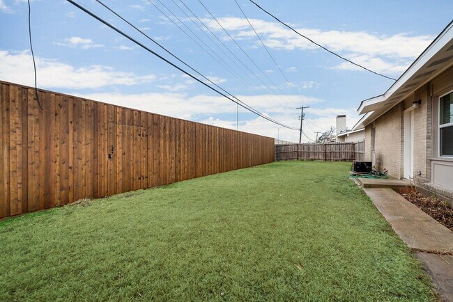 Building Photo - 12051 High Meadow Dr