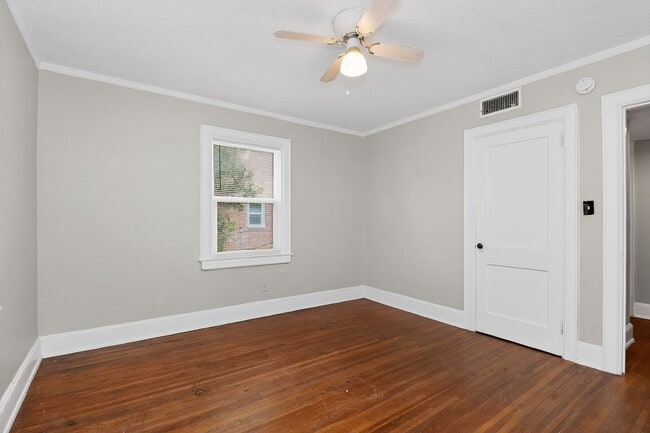 Building Photo - Adorable One Bedroom Apartment in Elizabeth!