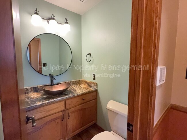 Building Photo - 2737 Sierra Vista Dr