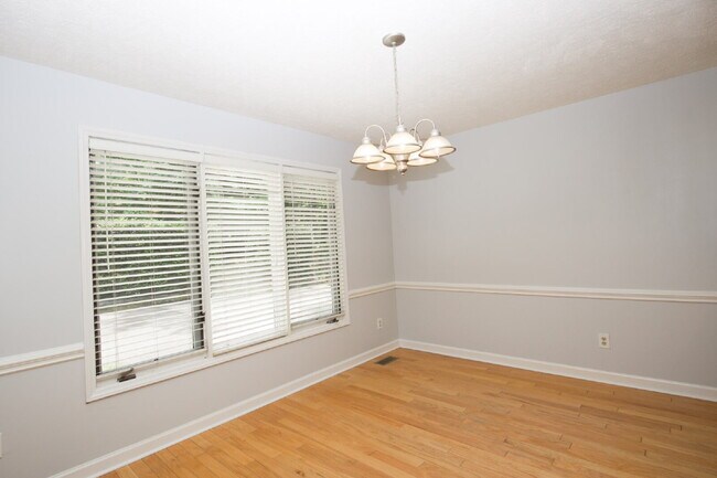 Building Photo - 806 Sumac Ln