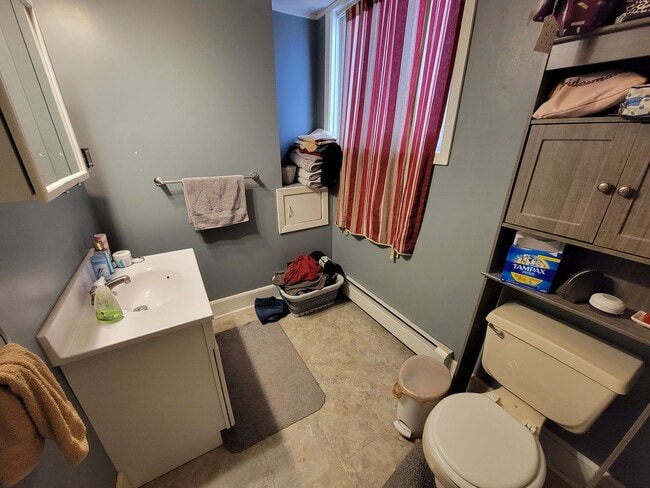 Building Photo - AVAILABLE JUNE - 3 Bed, 1 Bath Updated Home!