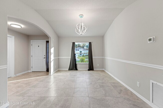 Building Photo - 565 Rembrandt St SE