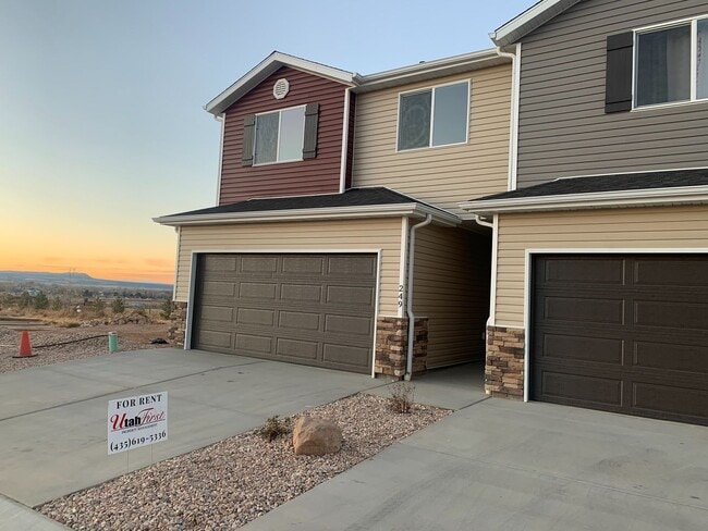 Building Photo - Beautiful Town home in Cedar City