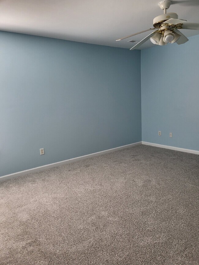 Building Photo - "Charming 2-Bedroom Townhouse on Skillmaster Court with Gleaming Hardwood Floors!"