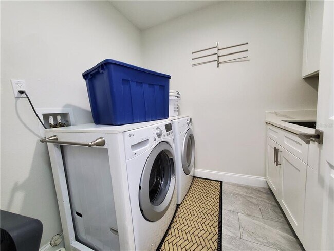 Building Photo - 6522 Hidden Beach Cir