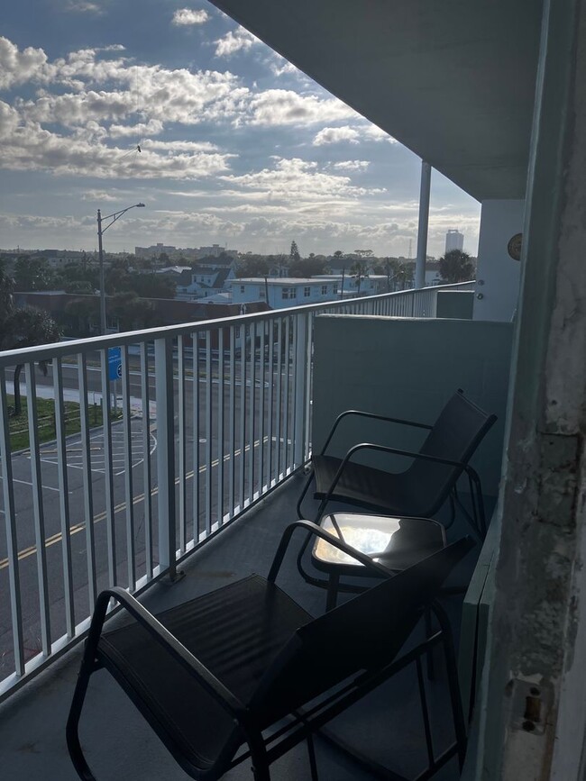 Building Photo - Beachside Studio Apartment