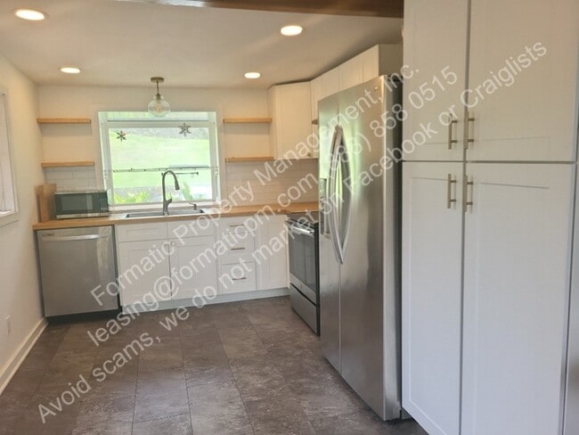 Building Photo - Charming 3-Bedroom Pet-Friendly Home with ...