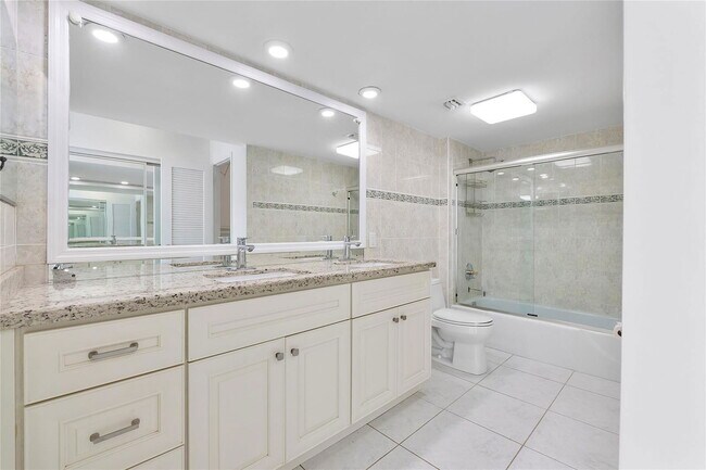 Building Photo - 405 N Ocean Blvd