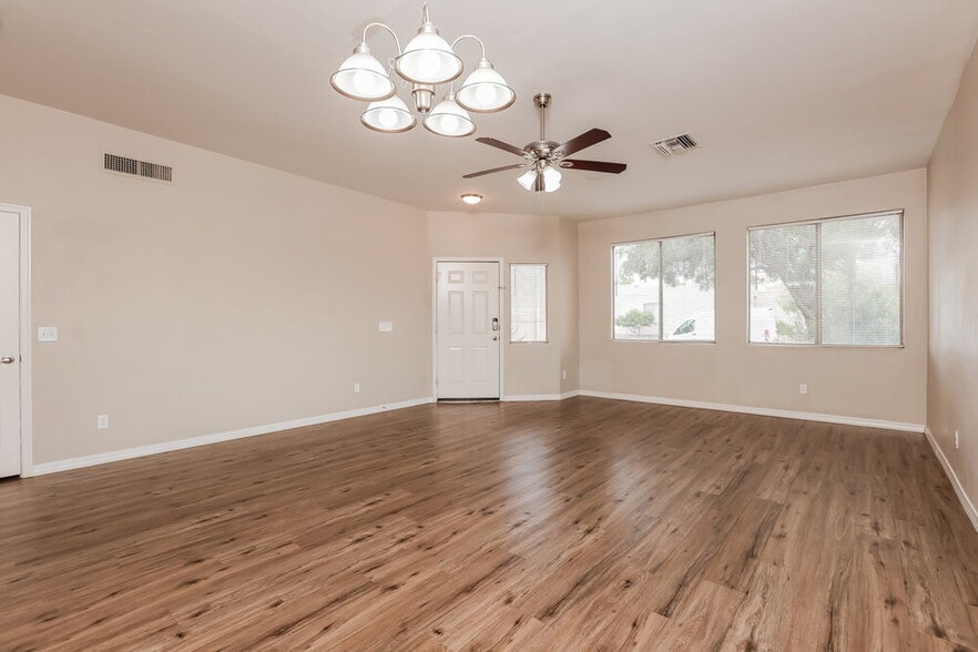 Building Photo - 1534 W Churchill Pl