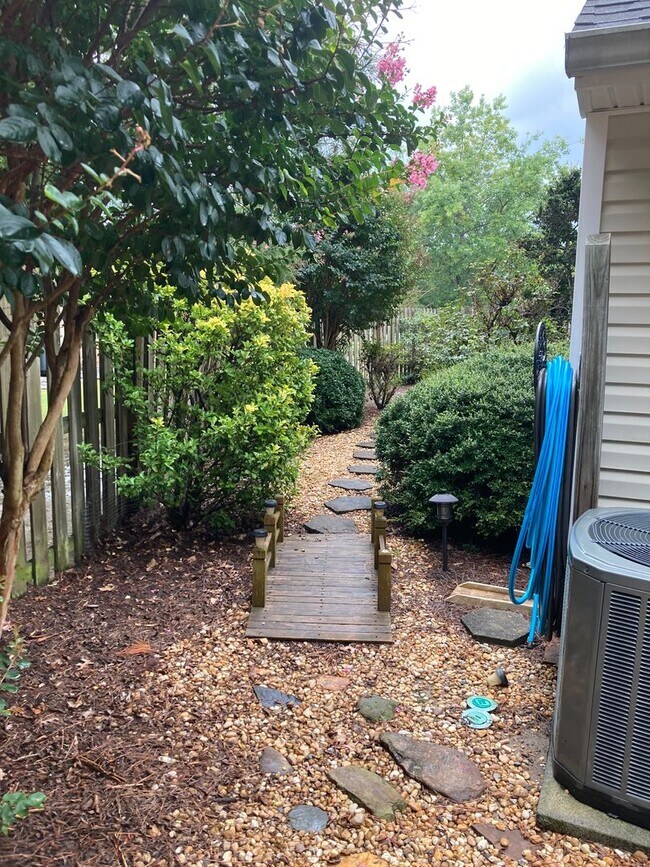 Building Photo - 3 Bed/3 Bath Townhome with Screened in Por...