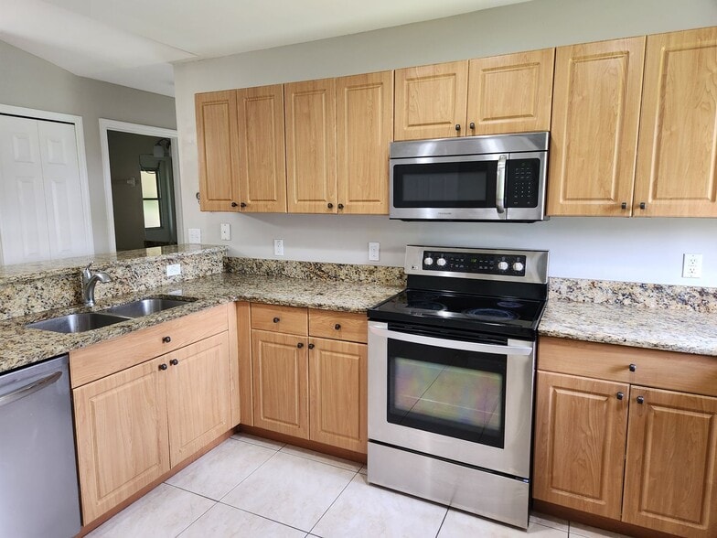 Building Photo - BEAUTIFUL 3 BR / 2 BA HOME AVAILABLE IN MIRROR LAKES