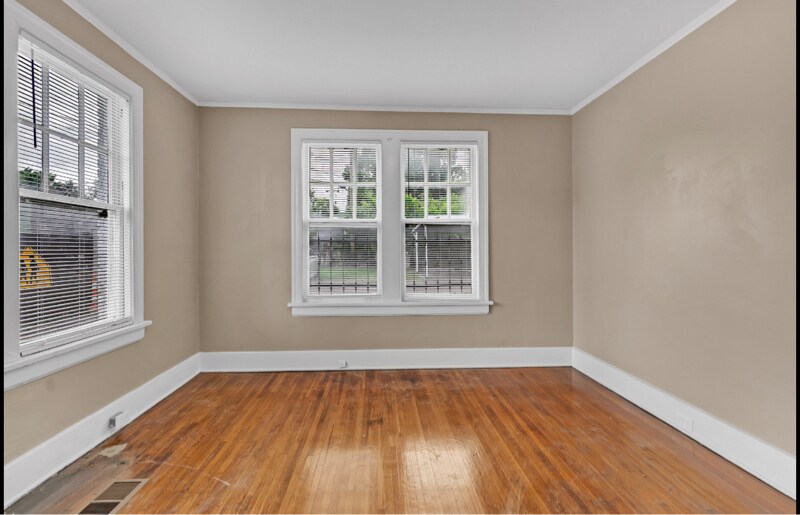 Building Photo - 665 E Pkwy S