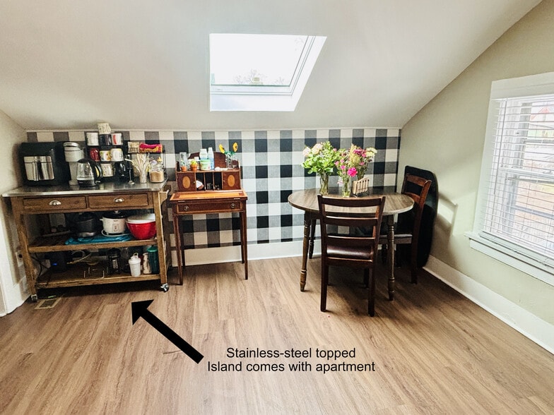 Building Photo - 72 - .5 Hickory St