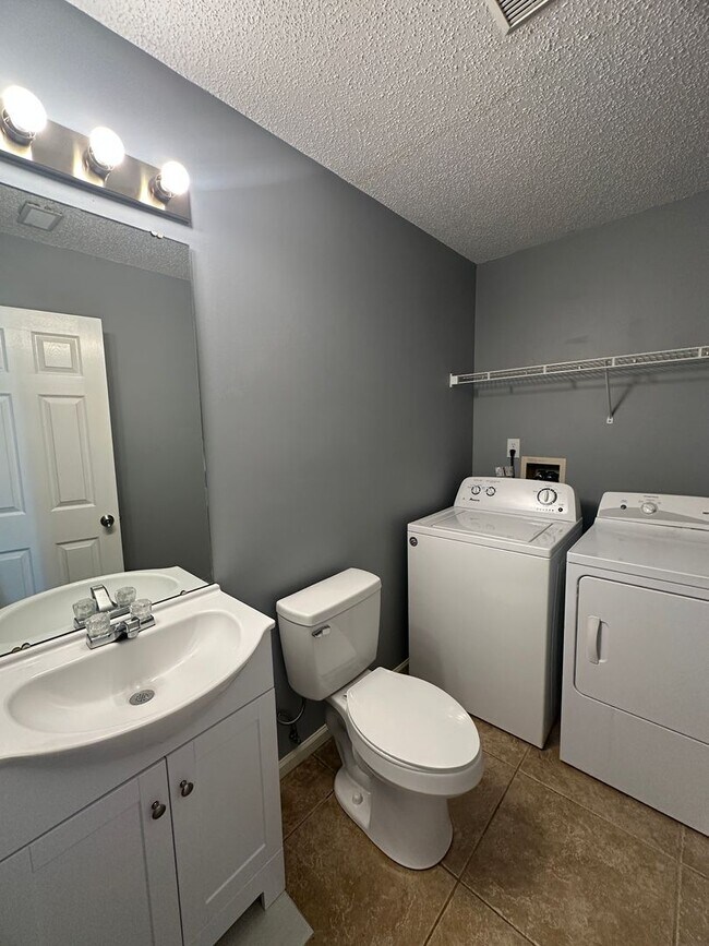 Building Photo - Briarwood West!  End Unit!
