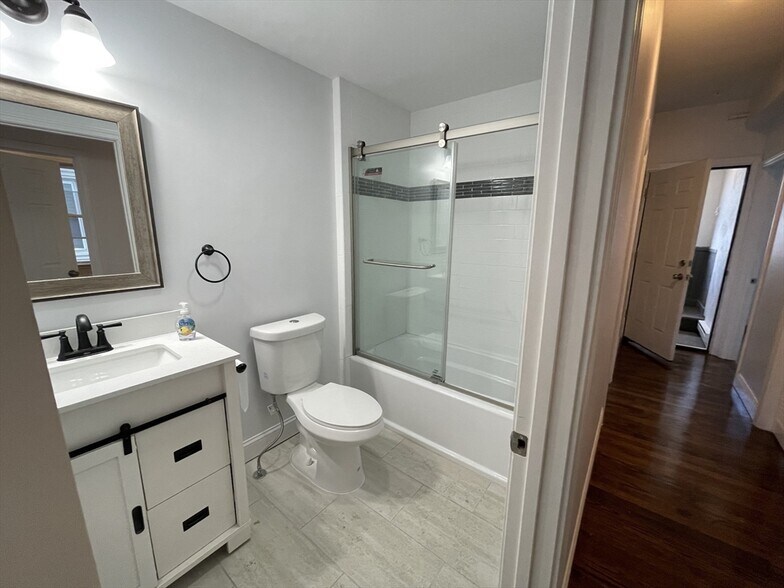 Building Photo - 204 E Eagle St