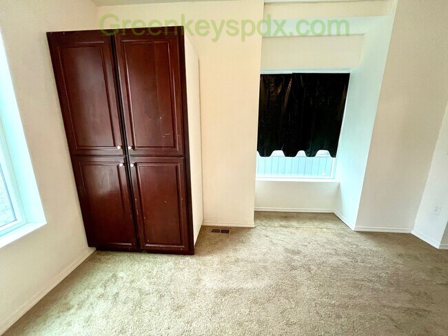 Building Photo - 2-Bedroom, 1-Bathroom Unit Available in Multiplex Near Downtown Hillsboro