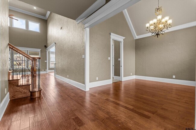 Building Photo - 2312 Pinehurst St
