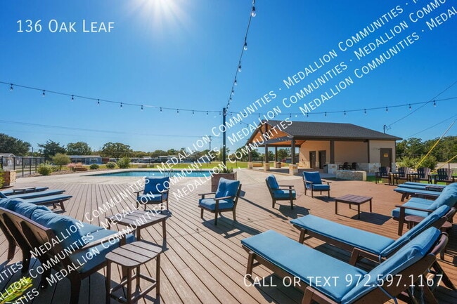 Building Photo - 136 Oak Leaf