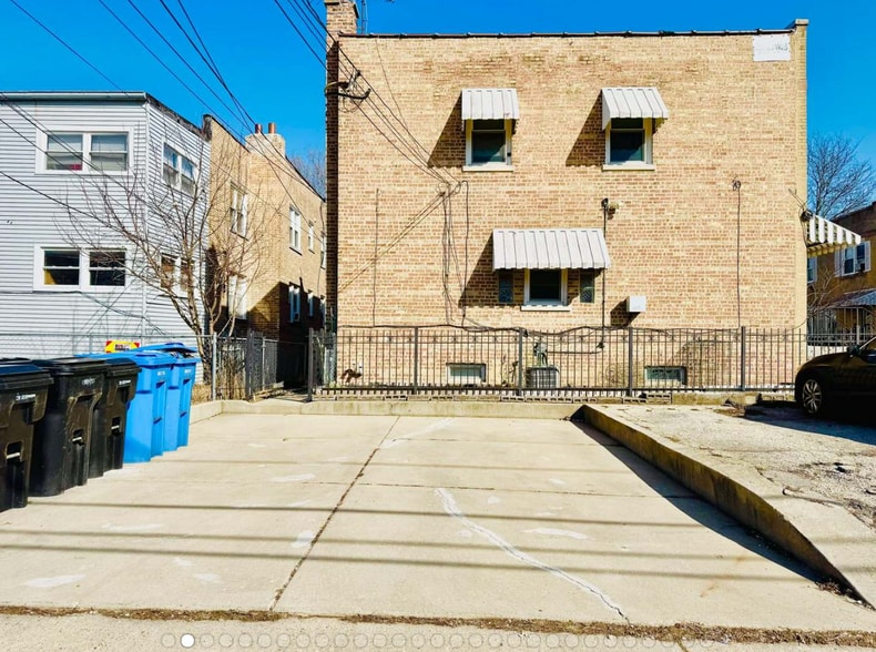 Building Photo - 6606 N Damen Ave
