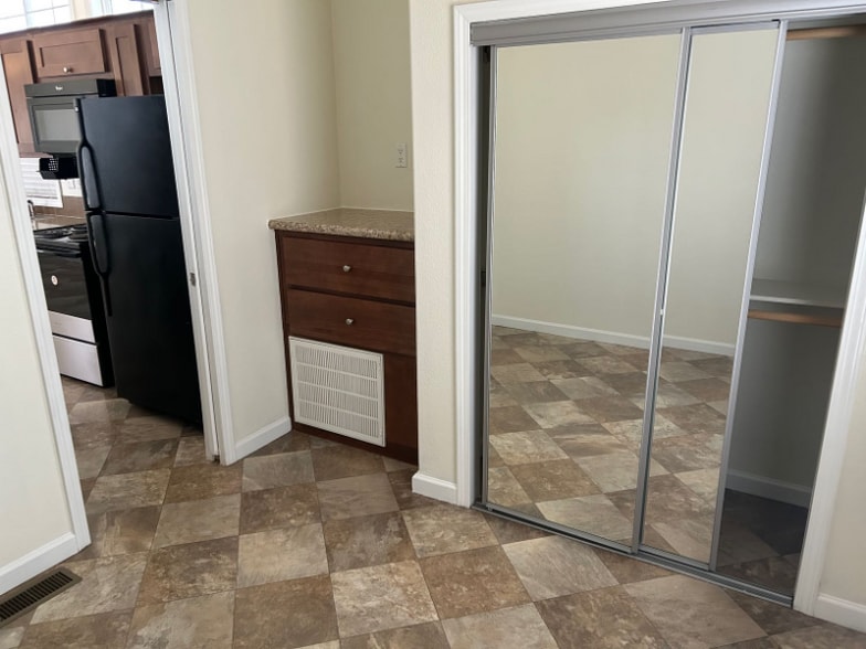 Building Photo - 2211 Ashberry Ave