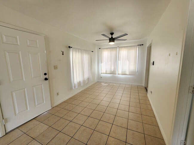 Building Photo - 5762 Howard Way