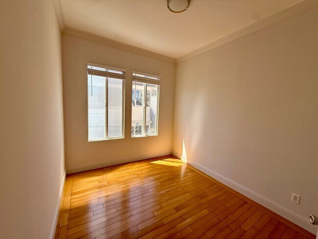 Building Photo - 2068 McAllister St