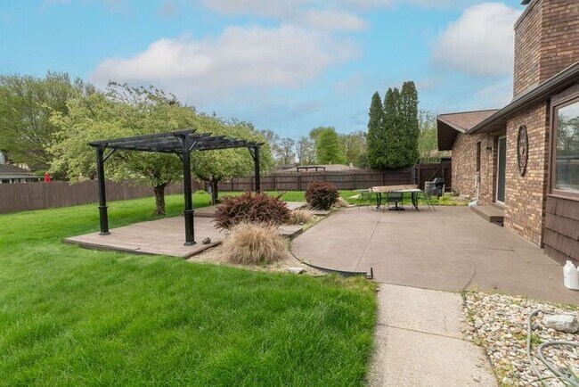Building Photo - Prairie Lane Estates 3 bedroom ranch with spacious rooms and amenities beyond your imagination