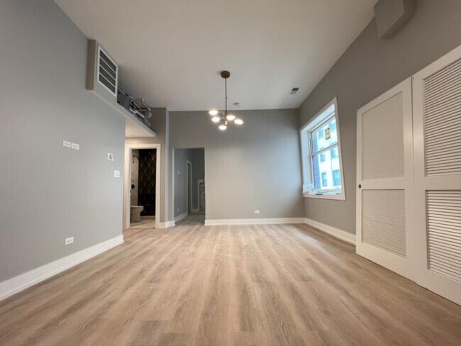 Building Photo - 1 bedroom in Chicago IL 60657