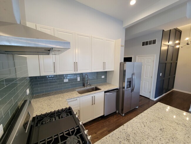 Building Photo - 4844 N Spaulding Ave