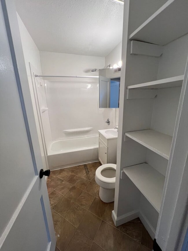 Building Photo - Welcome to this charming 2 bedroom, 1 bathroom house located in Peoria, IL.