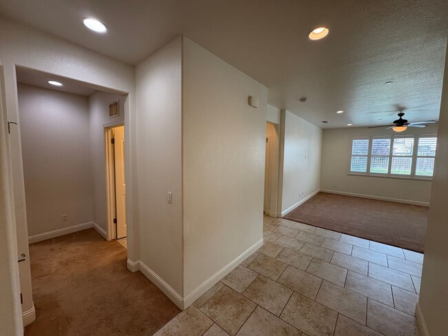 Building Photo - 3 Bedroom Home located NW Visalia!