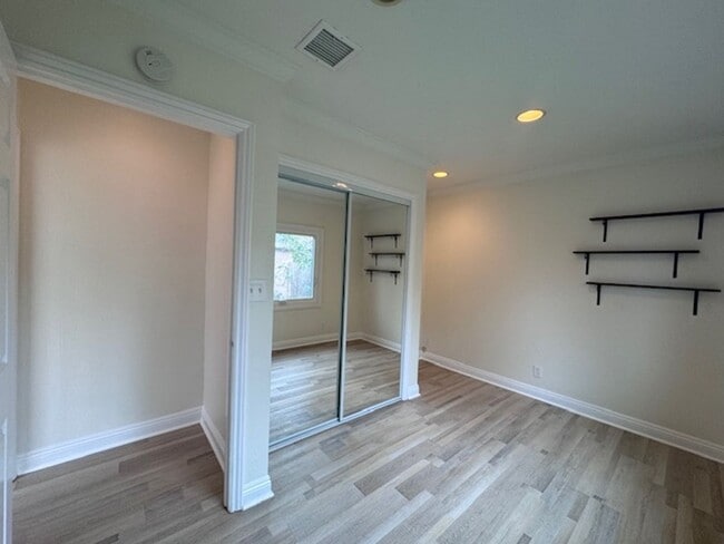 Building Photo - 3 bed & 2 bath home in EAST side Long Beach