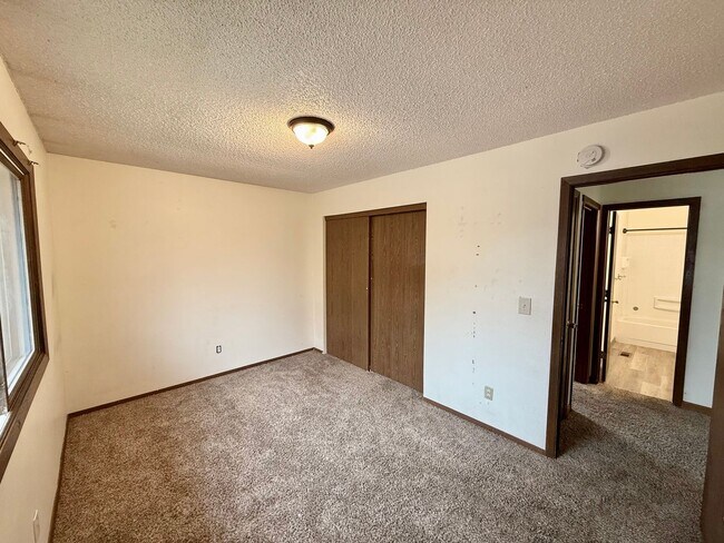 Building Photo - Large 4 Bedroom/2 Bath Bi-Level Home with ...