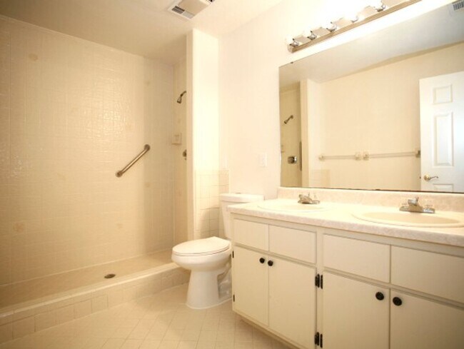 Building Photo - Charming 3-bedroom, 2-bathroom home located in the desirable Heatherwood community.