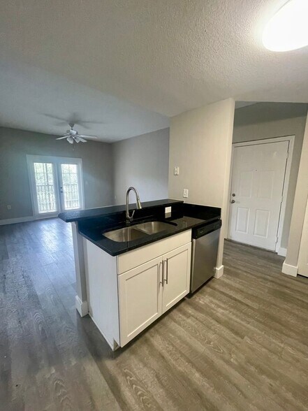 Building Photo - 1 Bedroom / 1 Bath Condo in Gated Community.