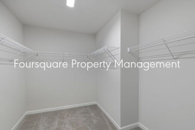 Building Photo - Bright 3-Bed 2.5-Bath End-Unit Townhome with Washer/ Dryer, Granite Kitchen & 2-Car Garage.Conven...