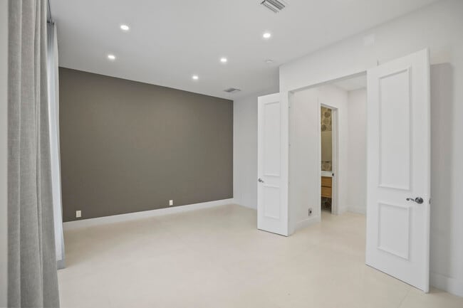 Building Photo - 3201 E Stonebrook Cir