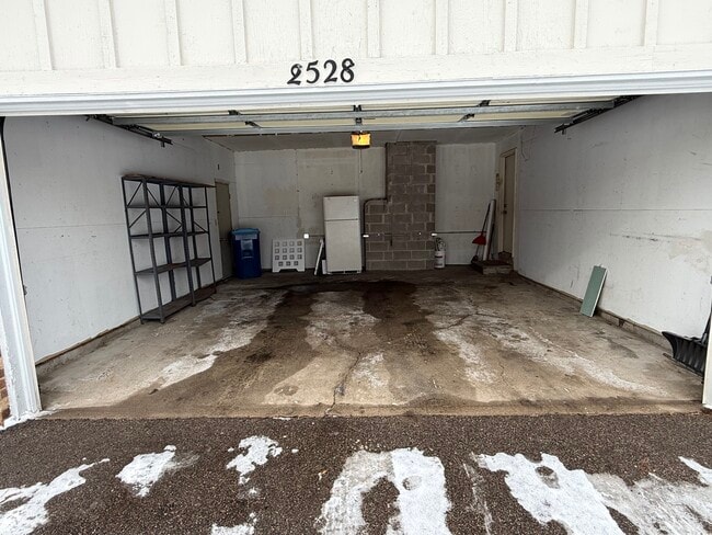 Building Photo - 2528 Birchview Ln