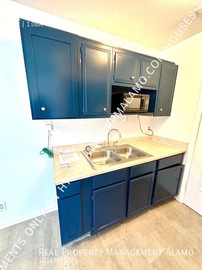 Building Photo - AVAILABLE NOW! 1 Bedroom / 1 Bath Unit Nea...